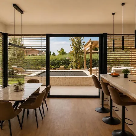 Salvatorehomes - Casa Serenia - Ultra Luxury Duplex In The Heart Of With Dream Garden & Direct Infinity Pool Access Apartment Bardolino