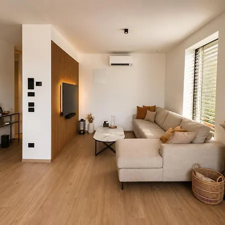 Salvatorehomes - Casa Serenia - Ultra Luxury Duplex In The Heart Of With Dream Garden & Direct Infinity Pool Access * Bardolino