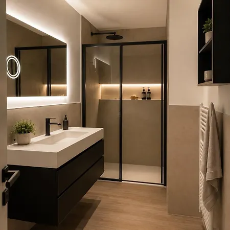Salvatorehomes - Casa Serenia - Ultra Luxury Duplex In The Heart Of With Dream Garden & Direct Infinity Pool Access * Bardolino
