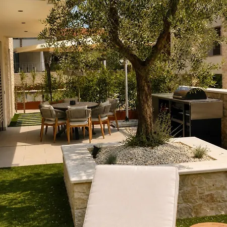 Salvatorehomes - Casa Serenia - Ultra Luxury Duplex In The Heart Of With Dream Garden & Direct Infinity Pool Access * Bardolino