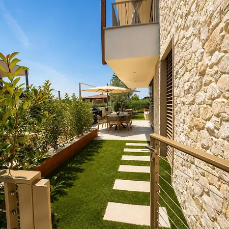 Salvatorehomes - Casa Serenia - Ultra Luxury Duplex In The Heart Of With Dream Garden & Direct Infinity Pool Access Appartamento Bardolino