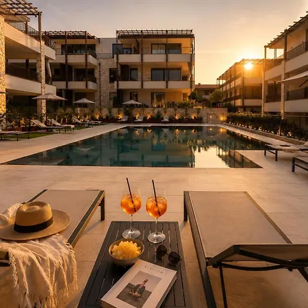 Salvatorehomes - Casa Serenia - Ultra Luxury Duplex In The Heart Of With Dream Garden & Direct Infinity Pool Access Bardolino