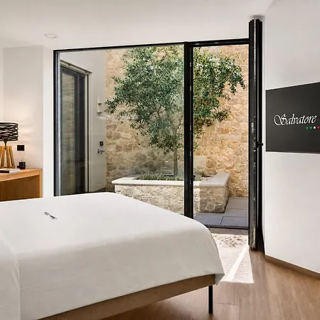 Salvatorehomes - Casa Serenia - Ultra Luxury Duplex In The Heart Of With Dream Garden & Direct Infinity Pool Access * Bardolino