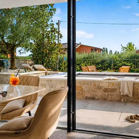 Salvatorehomes - Casa Serenia - Ultra Luxury Duplex In The Heart Of With Dream Garden & Direct Infinity Pool Access * Bardolino