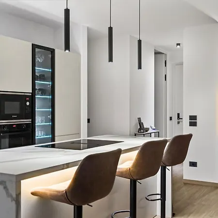 Salvatorehomes - Casa Serenia - Ultra Luxury Duplex In The Heart Of With Dream Garden & Direct Infinity Pool Access * Bardolino