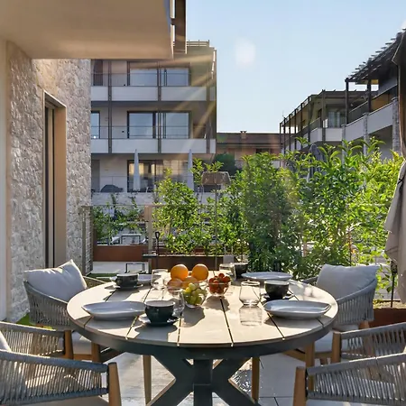 Salvatorehomes - Casa Serenia - Ultra Luxury Duplex In The Heart Of With Dream Garden & Direct Infinity Pool Access * Bardolino